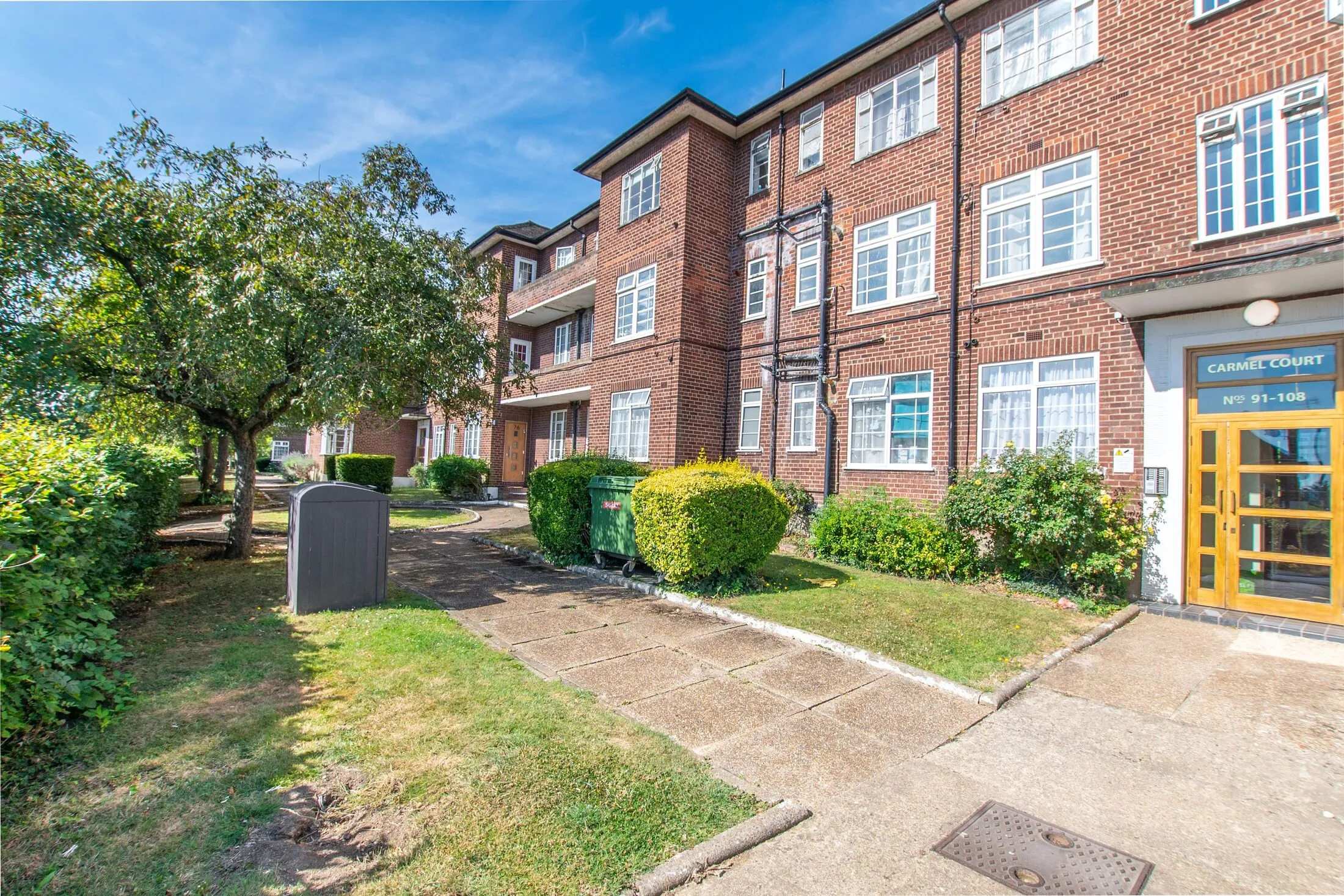 Flat Kings Drive in Greater London