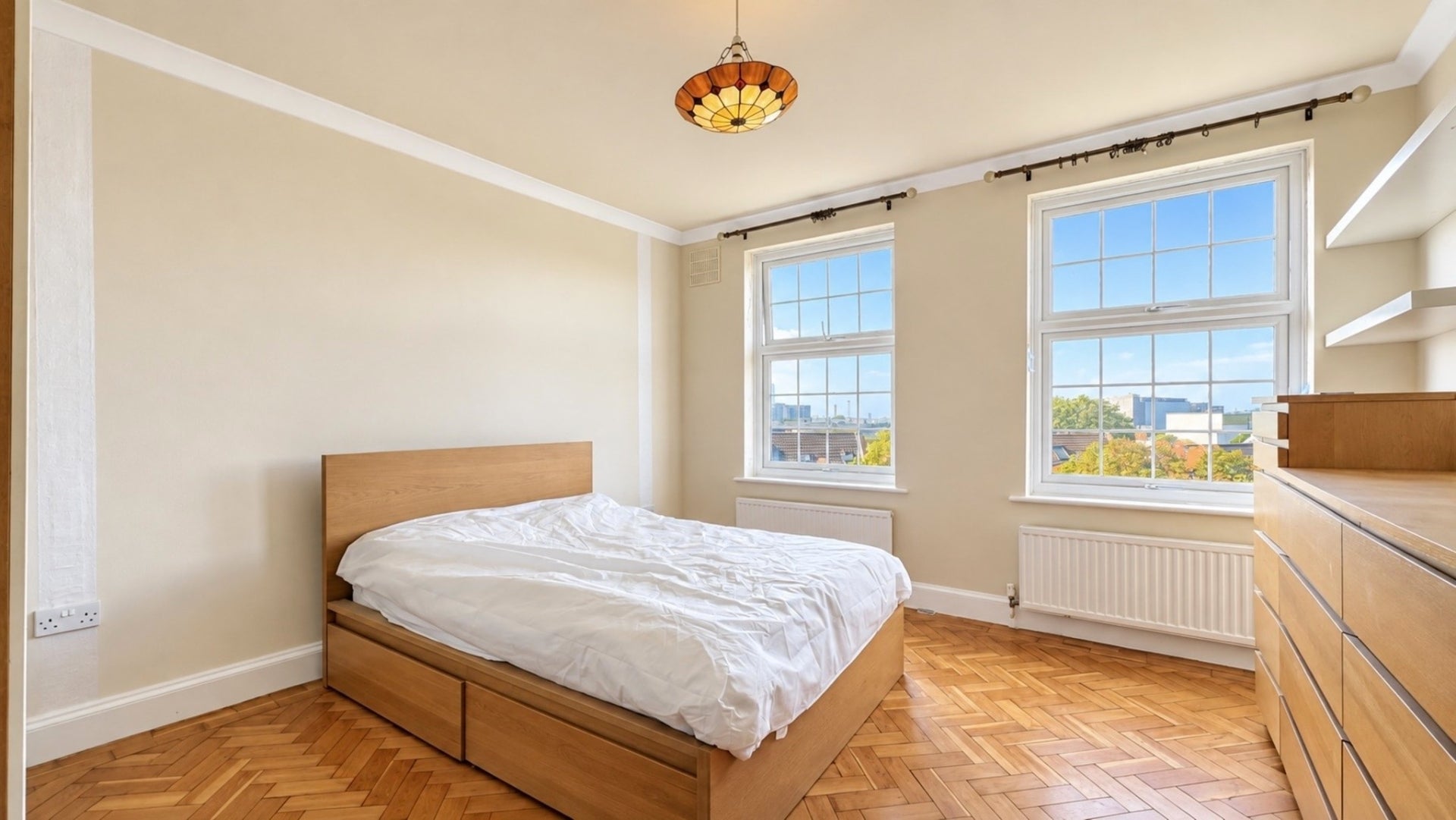 Flat Acton Lane in Greater London