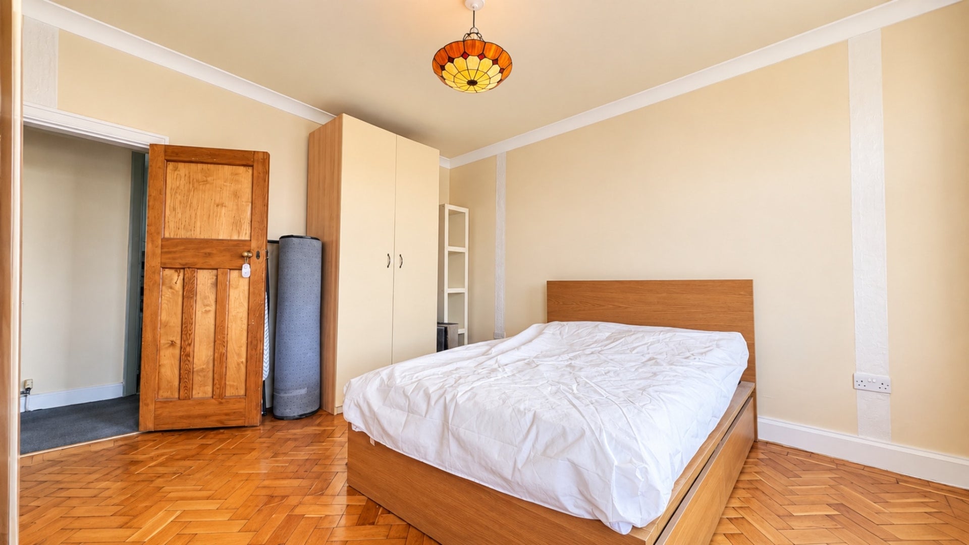 Flat Acton Lane in Greater London
