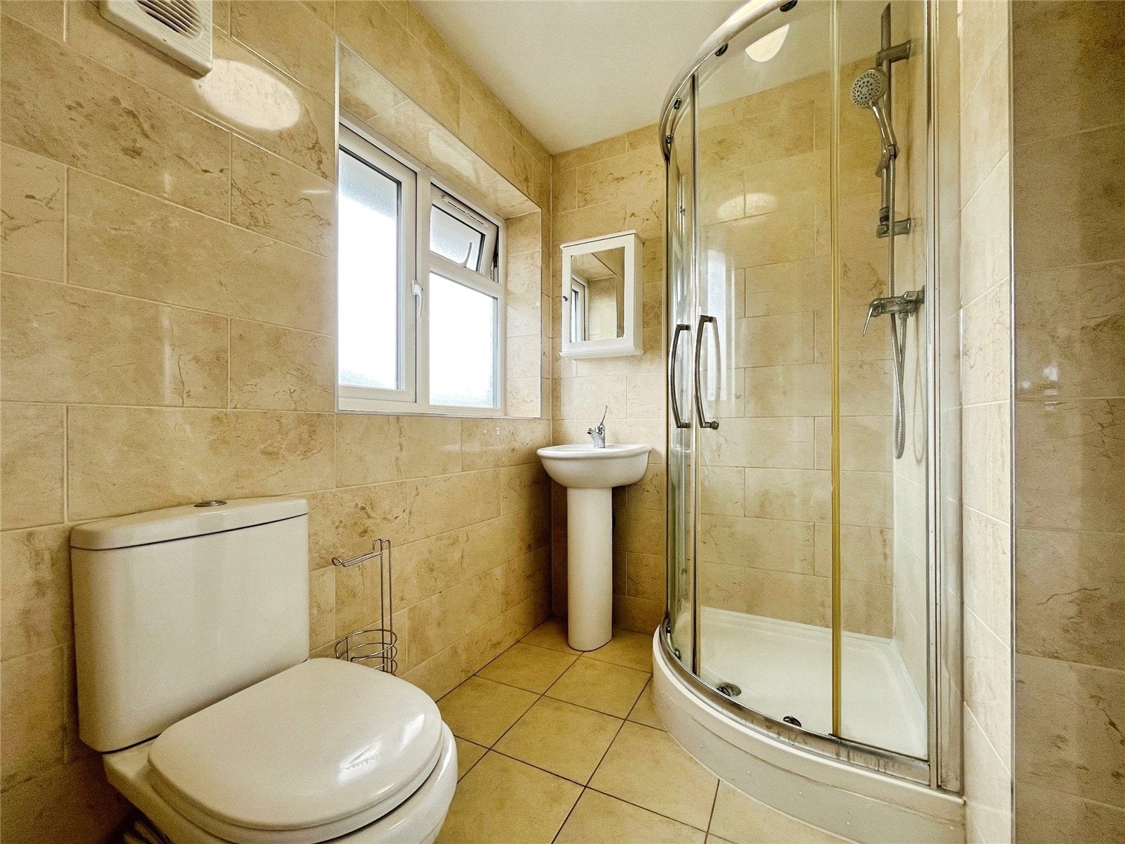 Room Kingsley Avenue in Borough of Runnymede