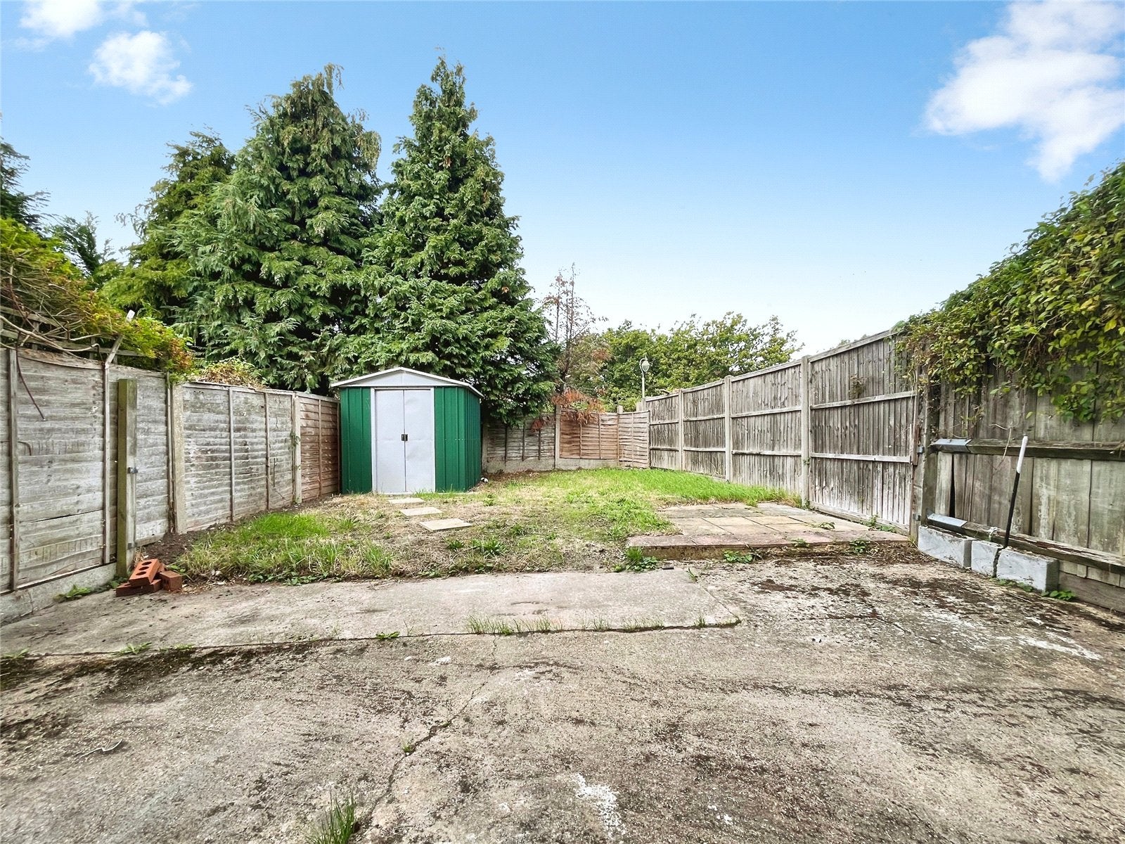 Room Kingsley Avenue in Borough of Runnymede