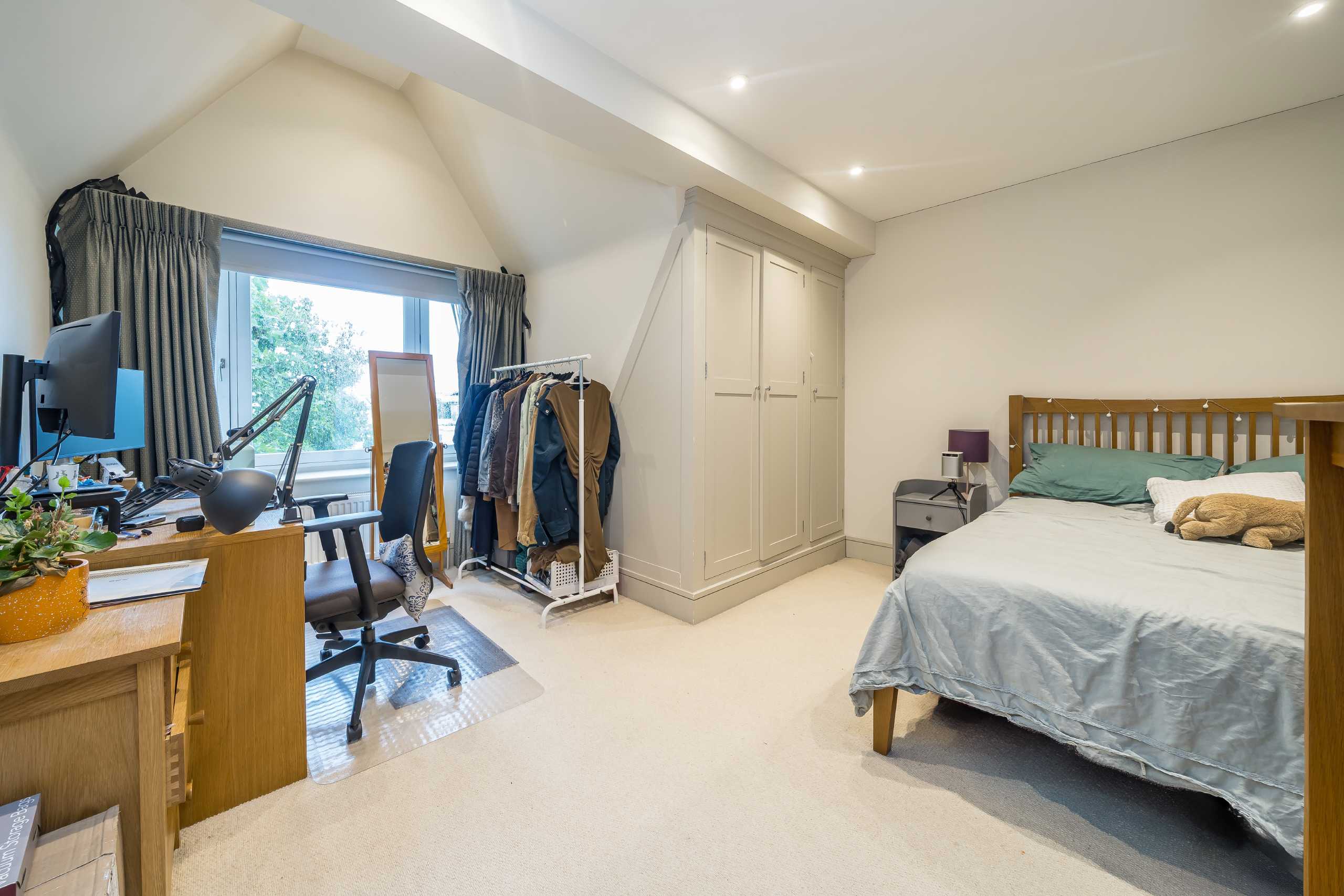 Flat Chiswick High Road in Greater London