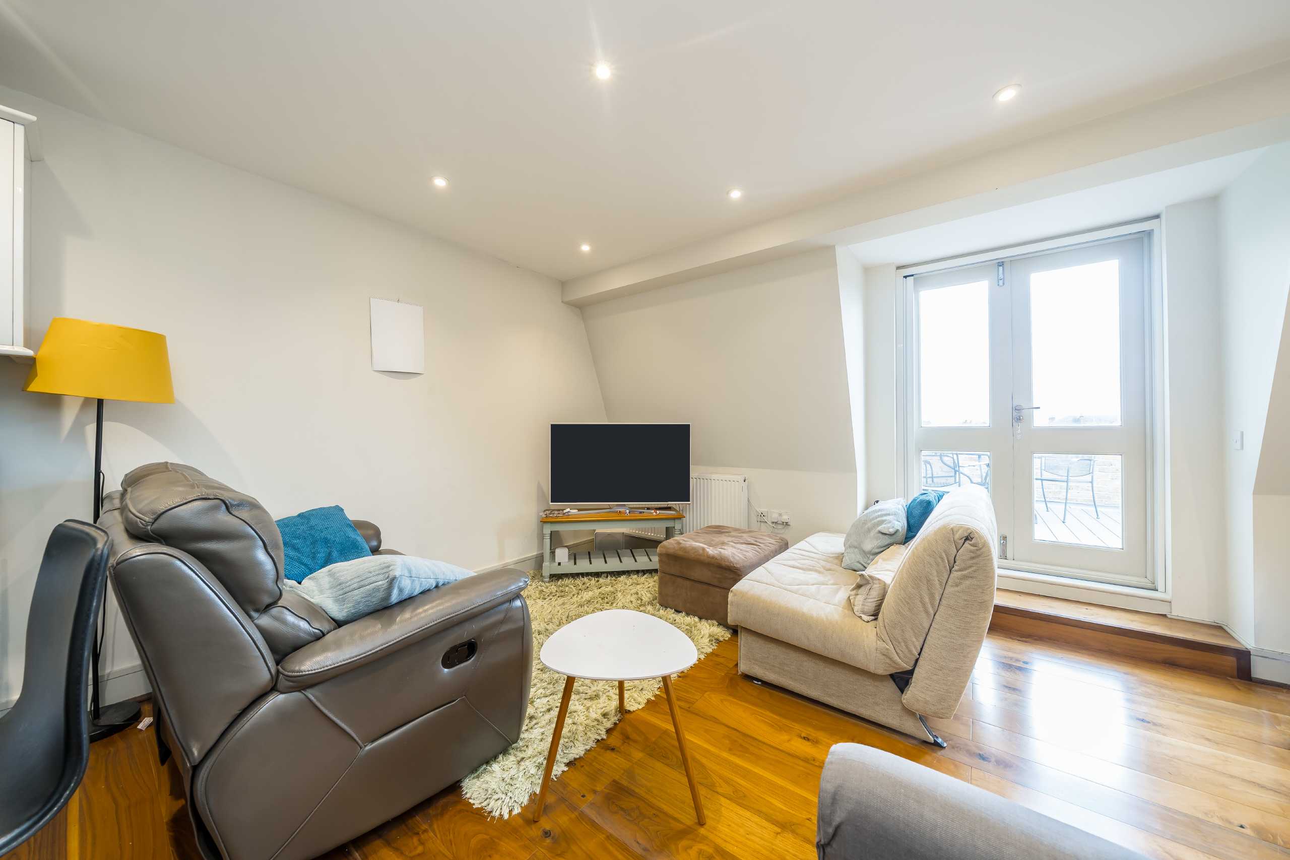 Flat Chiswick High Road in Greater London