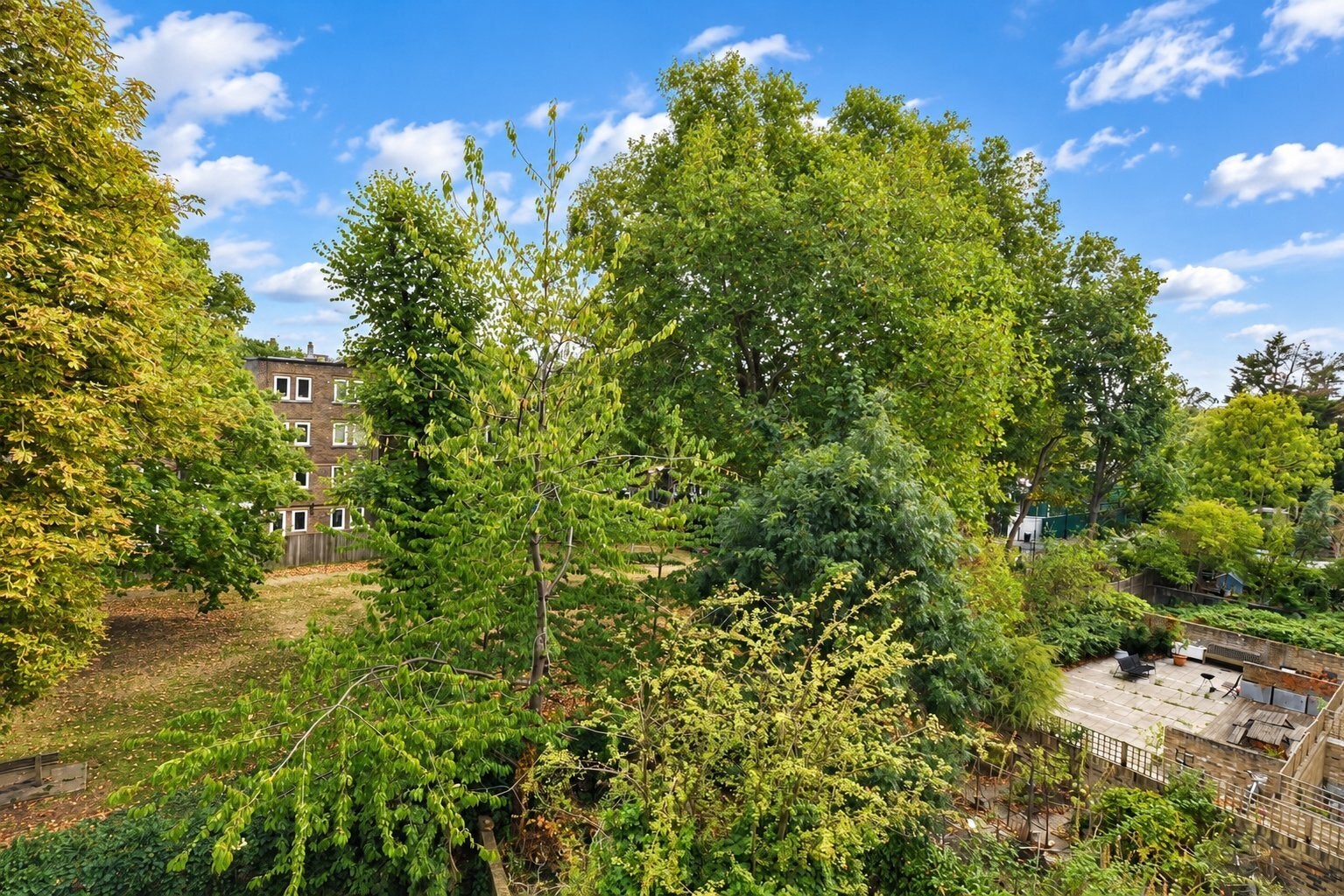 Flat Hilldrop Road in Greater London