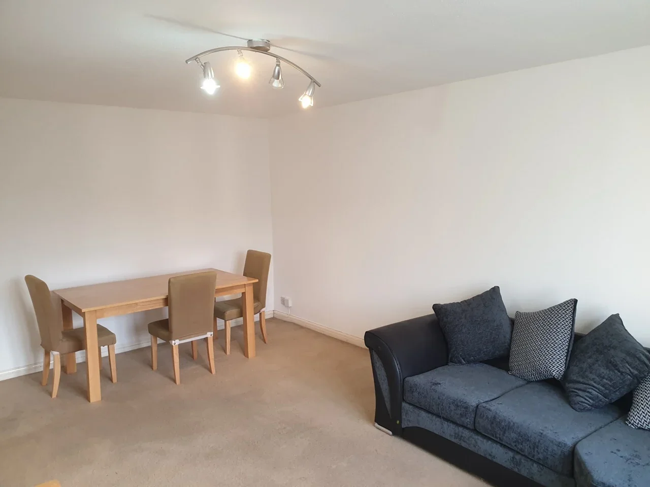 Flat Sheepcote Road in Greater London