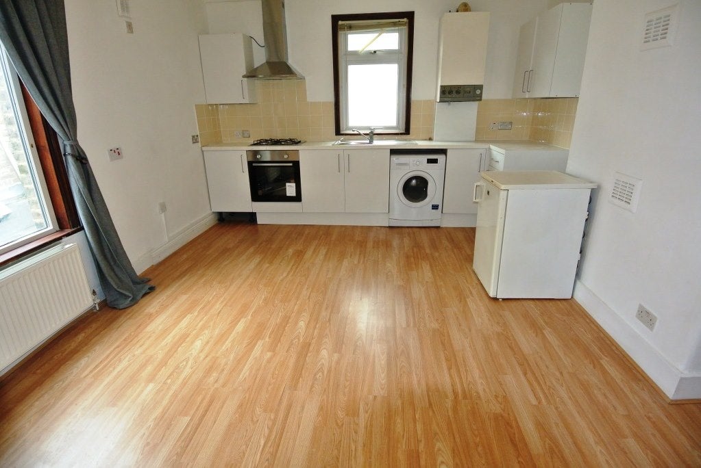 Flat Ladywell Road in Greater London
