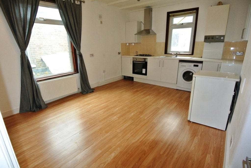 Flat Ladywell Road in Greater London