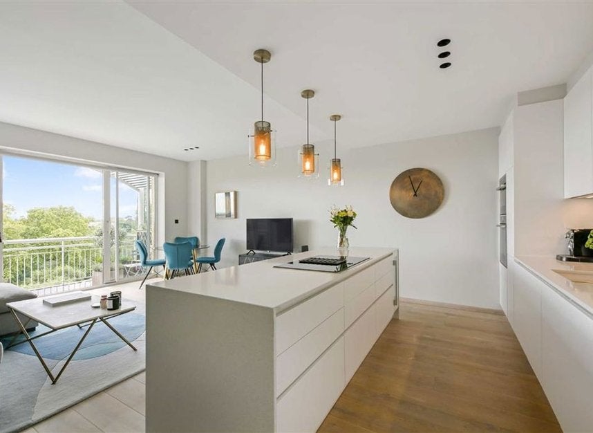 Flat Kew Bridge Road in Greater London