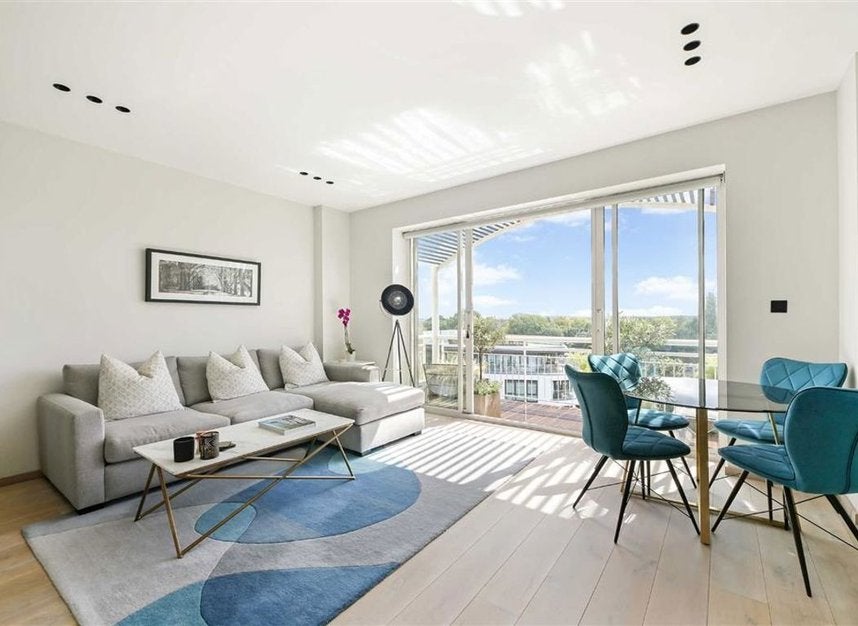 Flat Kew Bridge Road in Greater London