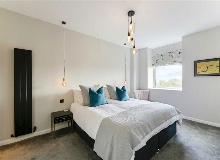 Flat Kew Bridge Road in Greater London