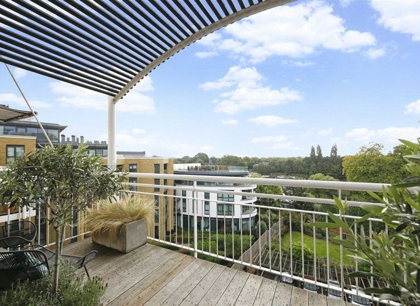 Flat Kew Bridge Road in Greater London