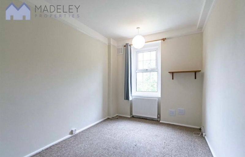 Room Western Avenue in Greater London