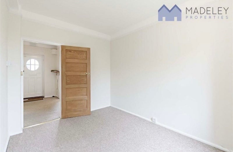 Room Western Avenue in Greater London