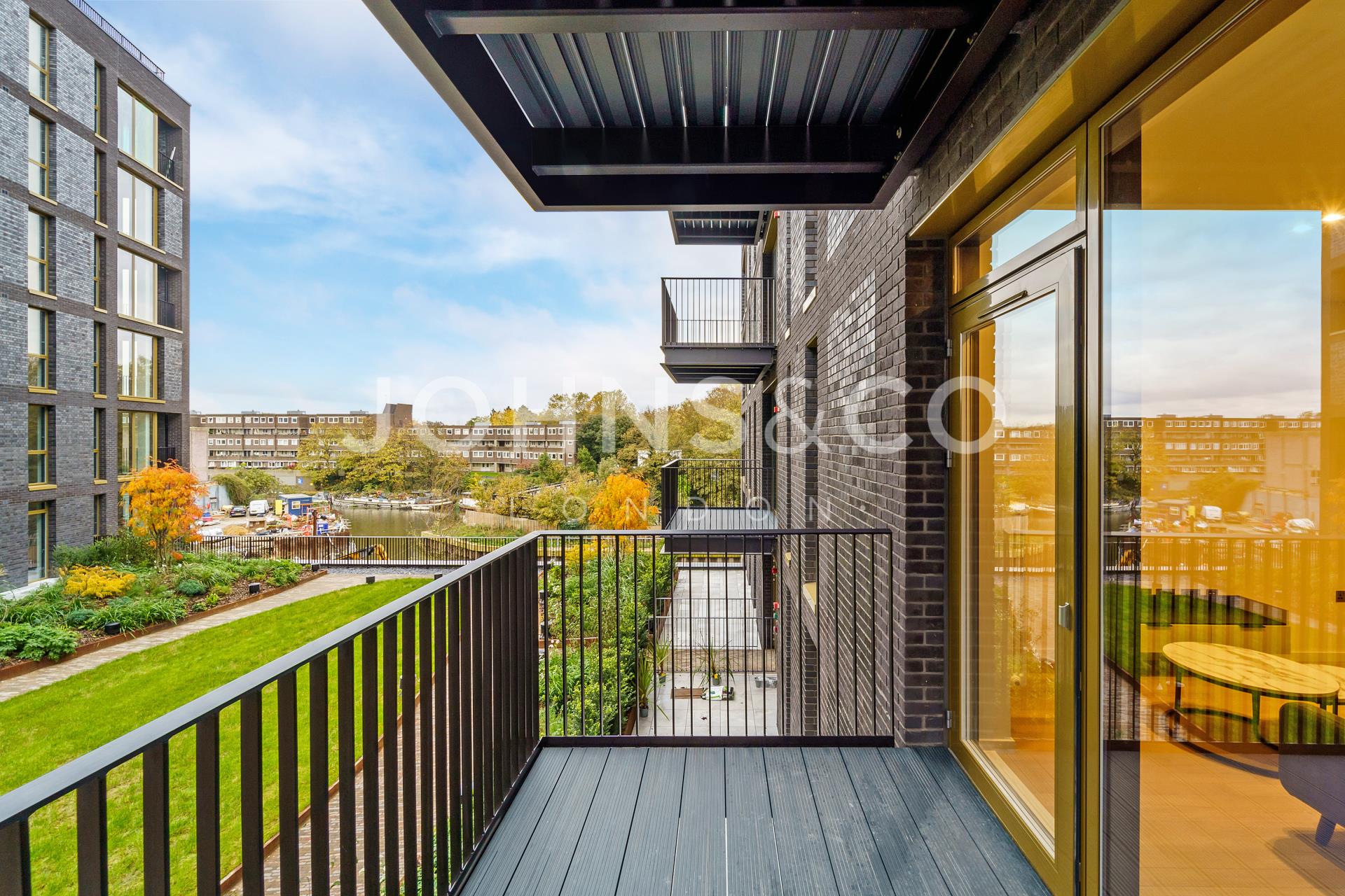 Flat Bradshaw Yard in Greater London