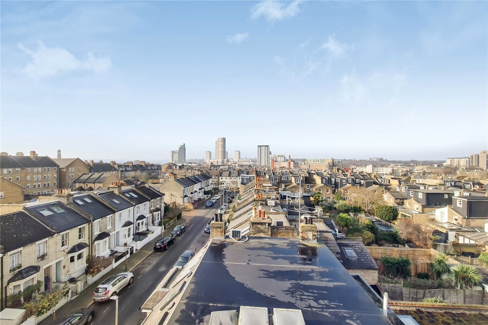 Flat Fullerton Road in Greater London