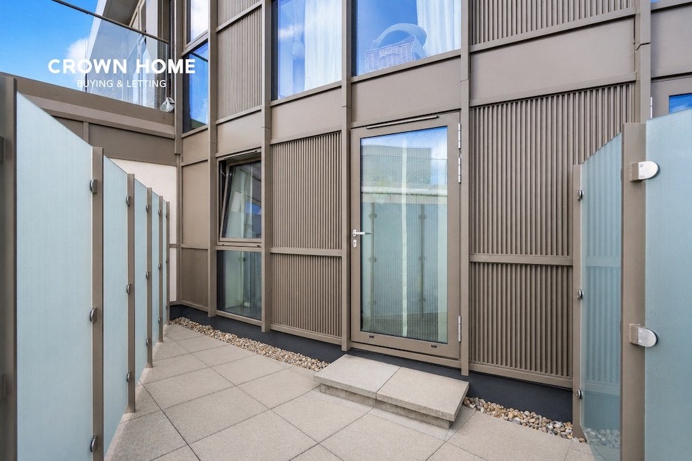 Flat Druid Street in Greater London