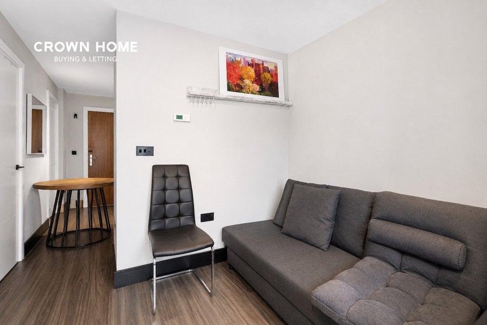 Flat Druid Street in Greater London