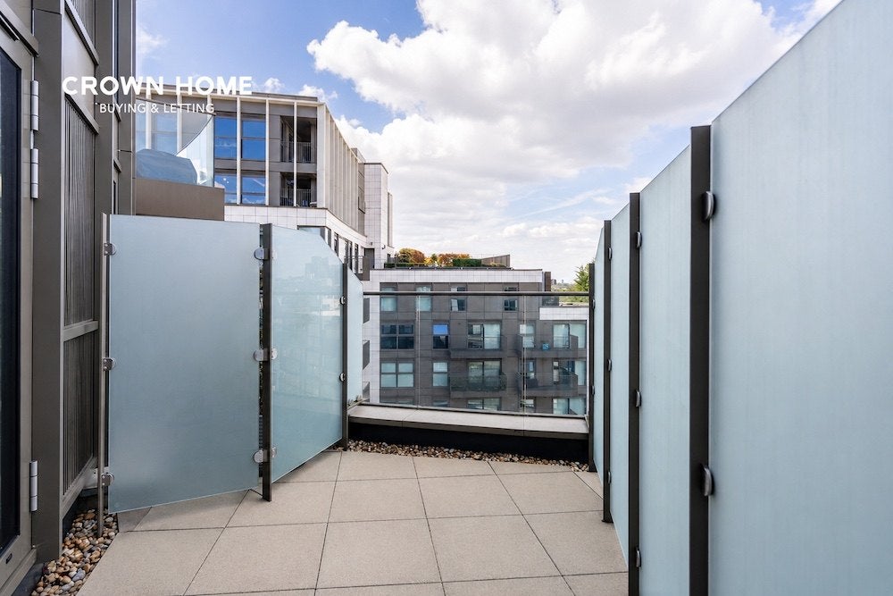 Flat Druid Street in Greater London