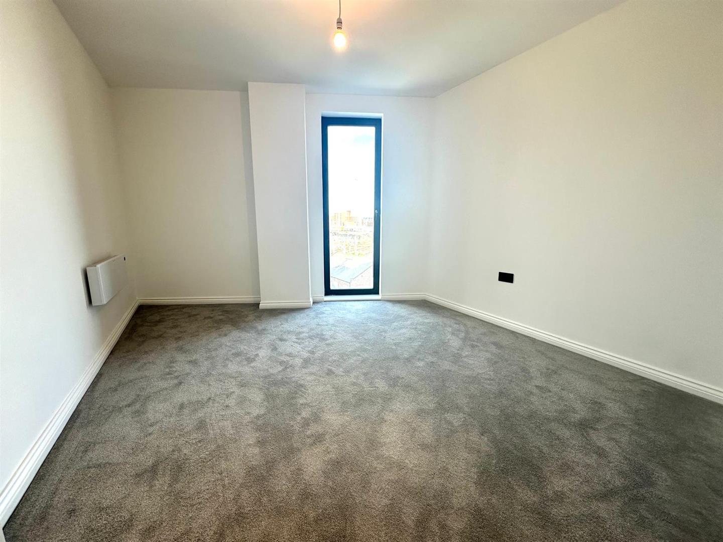 Flat Whitehall Road in Leeds