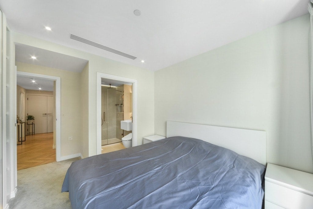 Flat Michael Road in Greater London