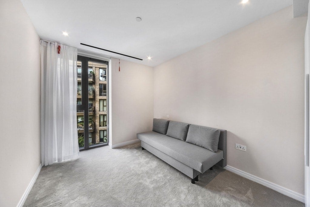 Flat Michael Road in Greater London