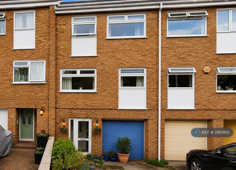 House Frating Crescent in Greater London