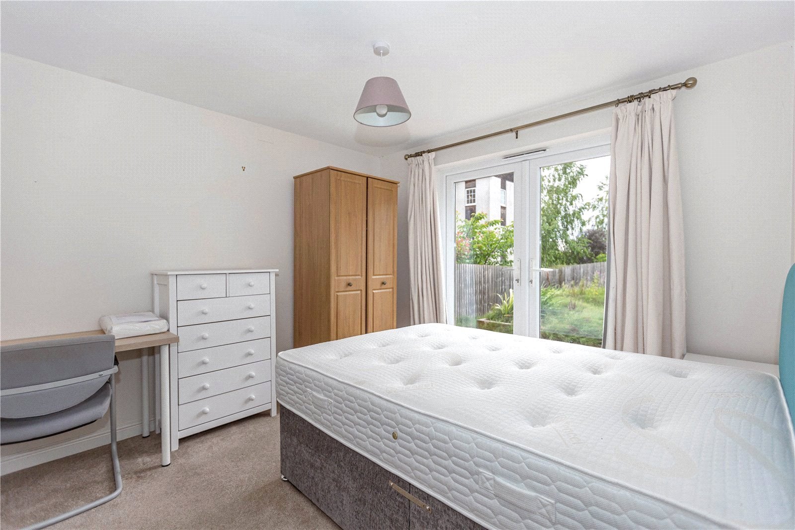 Room Hatton Road in Bristol