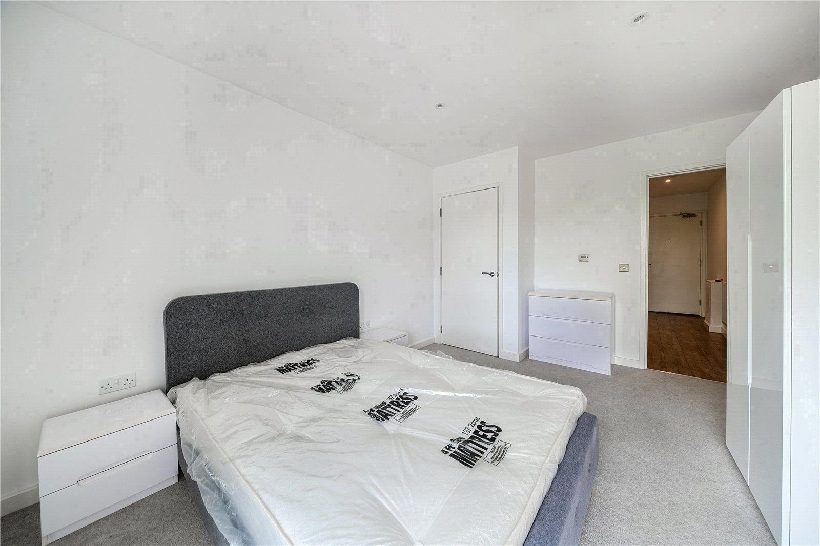 Flat Roxborough Road in Greater London