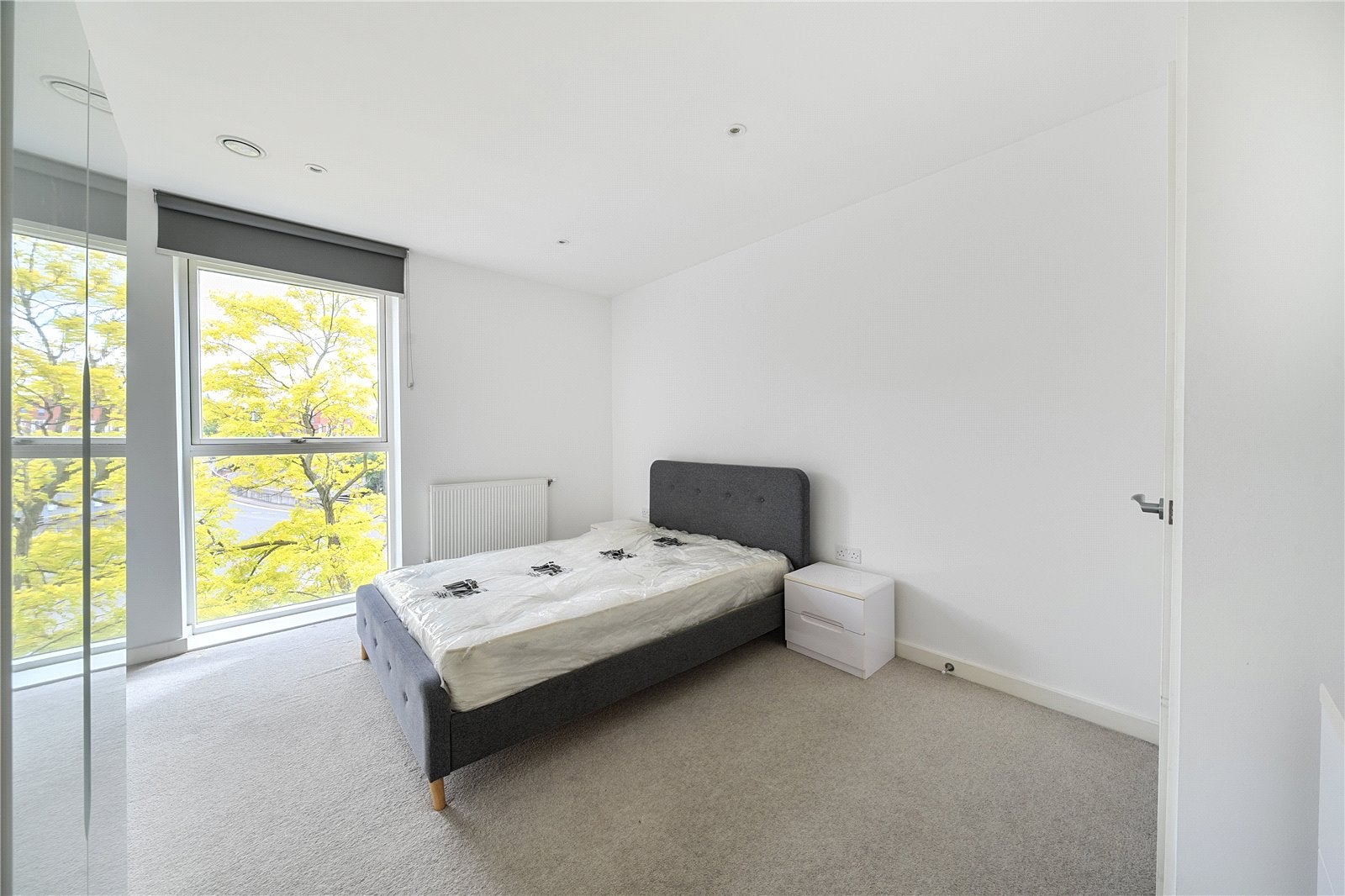 Flat Roxborough Road in Greater London