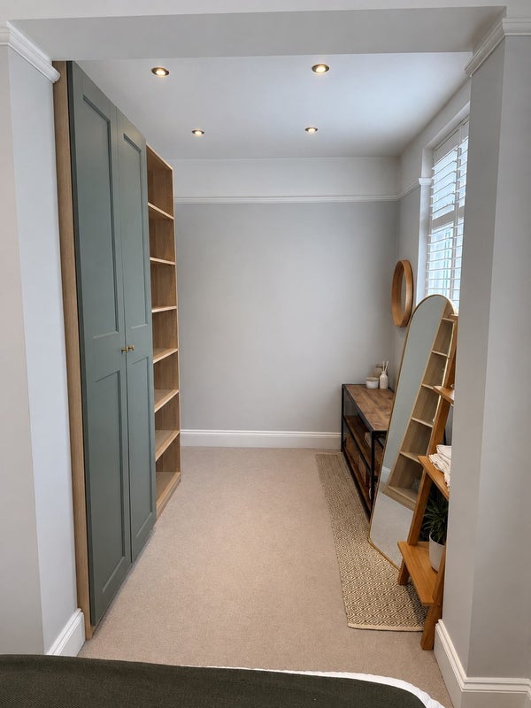 Room Valley Road in Greater London