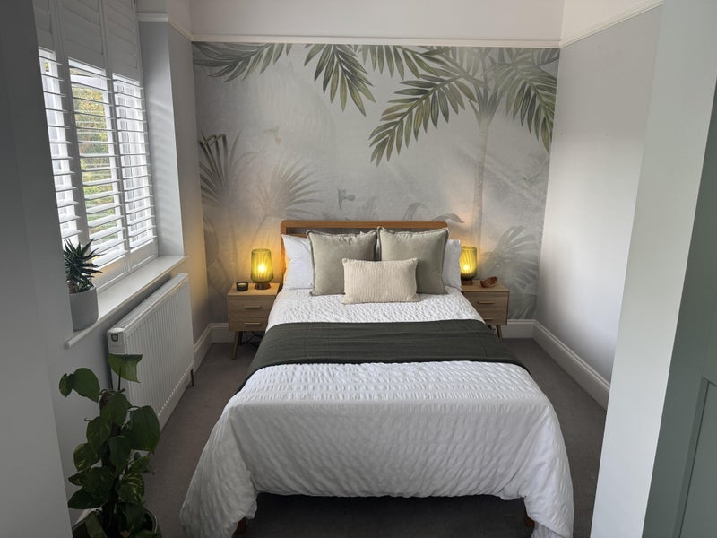 Room Valley Road in Greater London