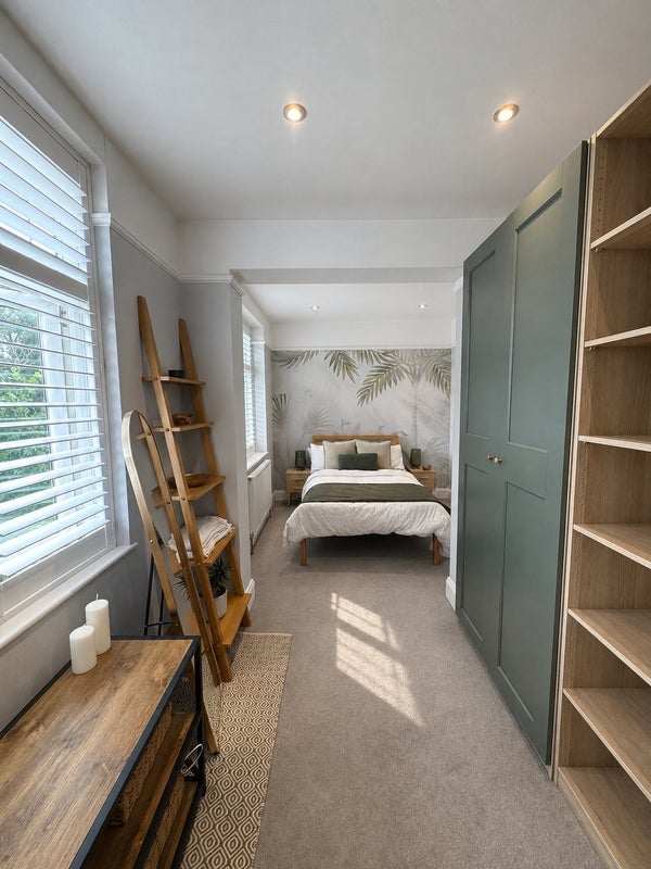 Room Valley Road in Greater London