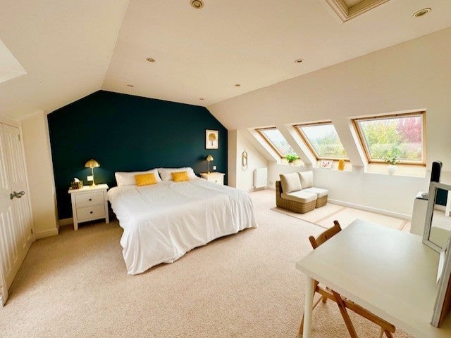 Room Clarkston Road in Glasgow