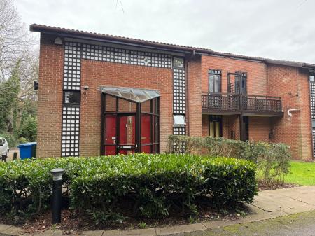 Flat Spinney Gardens in Greater London