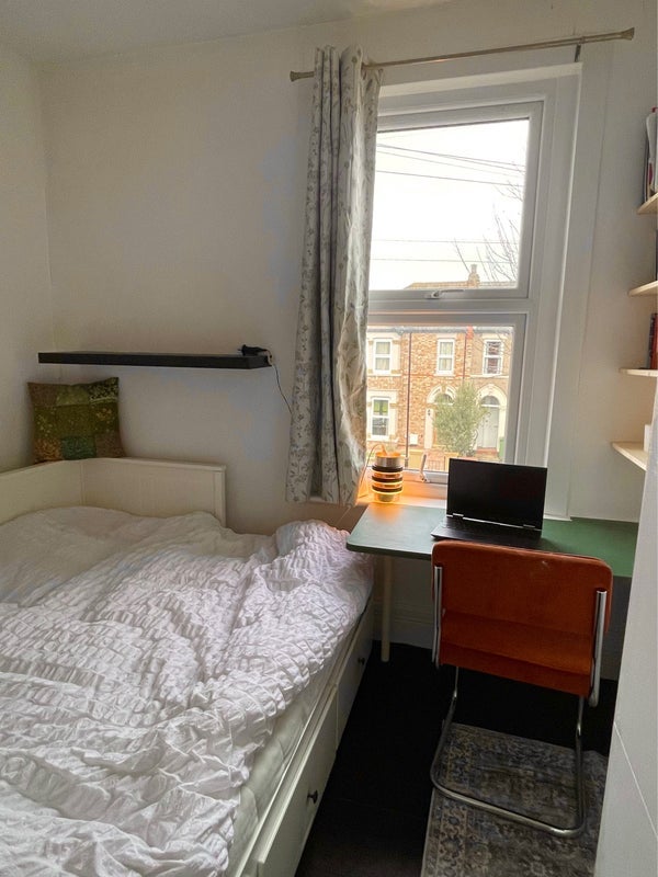 Room Greenvale Road in Greater London