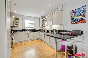 Flat Barclay Road in Greater London