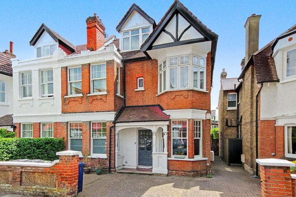Flat Amherst Avenue in Greater London