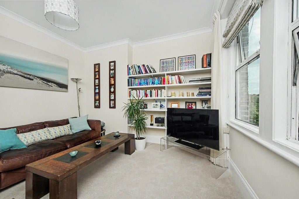 Flat Amherst Avenue in Greater London