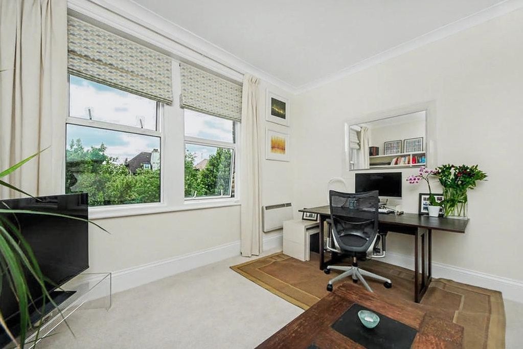 Flat Amherst Avenue in Greater London