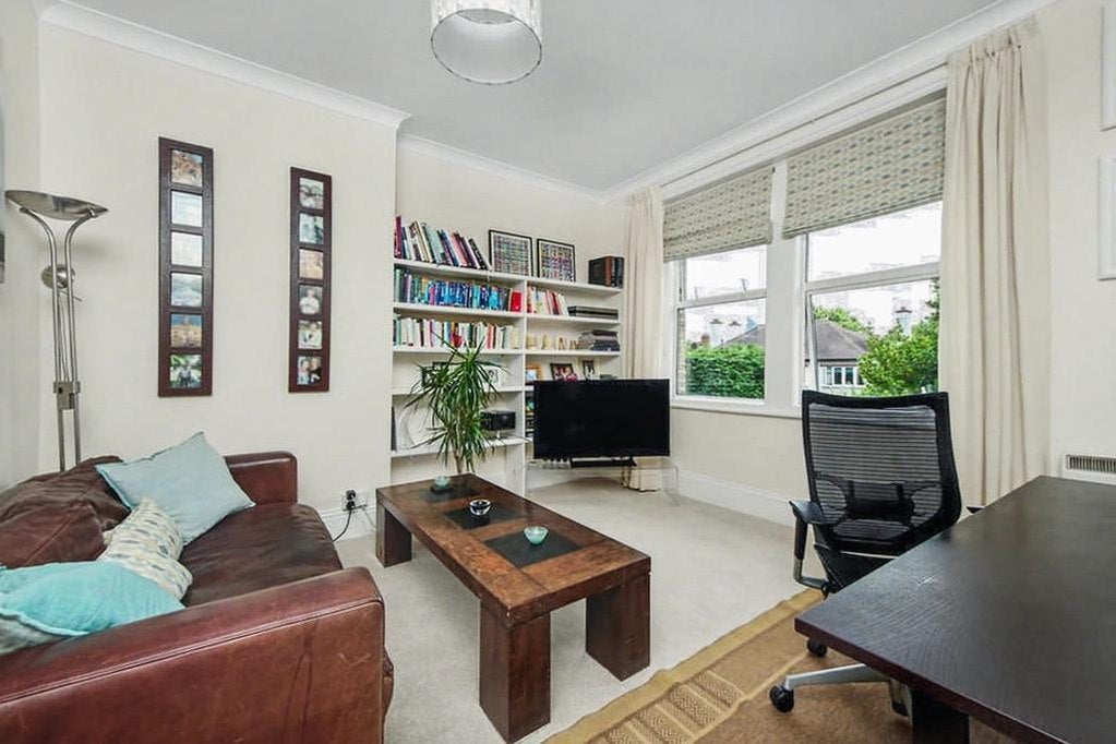 Flat Amherst Avenue in Greater London