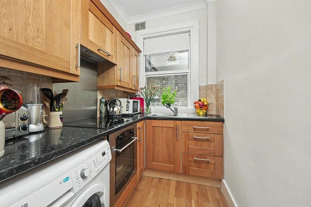 Flat Amherst Avenue in Greater London
