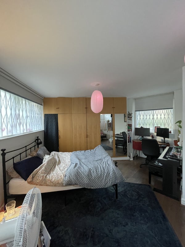 Room Shacklewell Street in Greater London