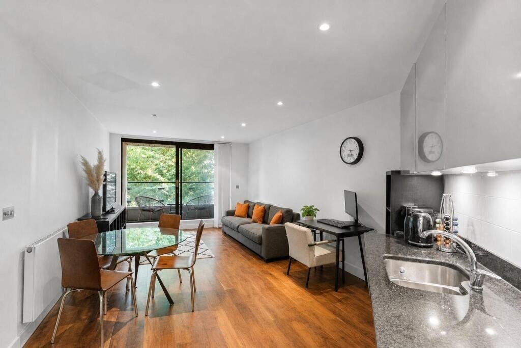 Flat Kimberley Road in Greater London