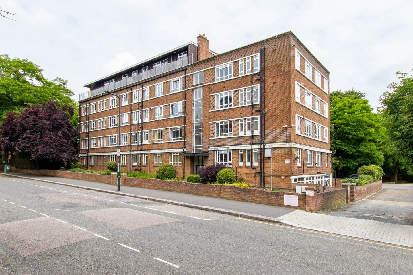 Flat Mowbray Road in Greater London