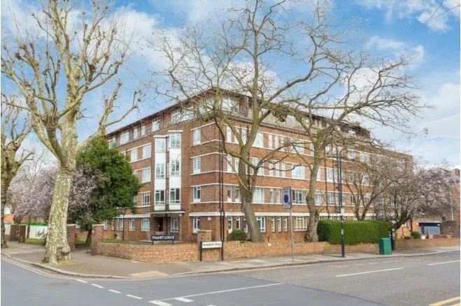 Flat Mowbray Road in Greater London