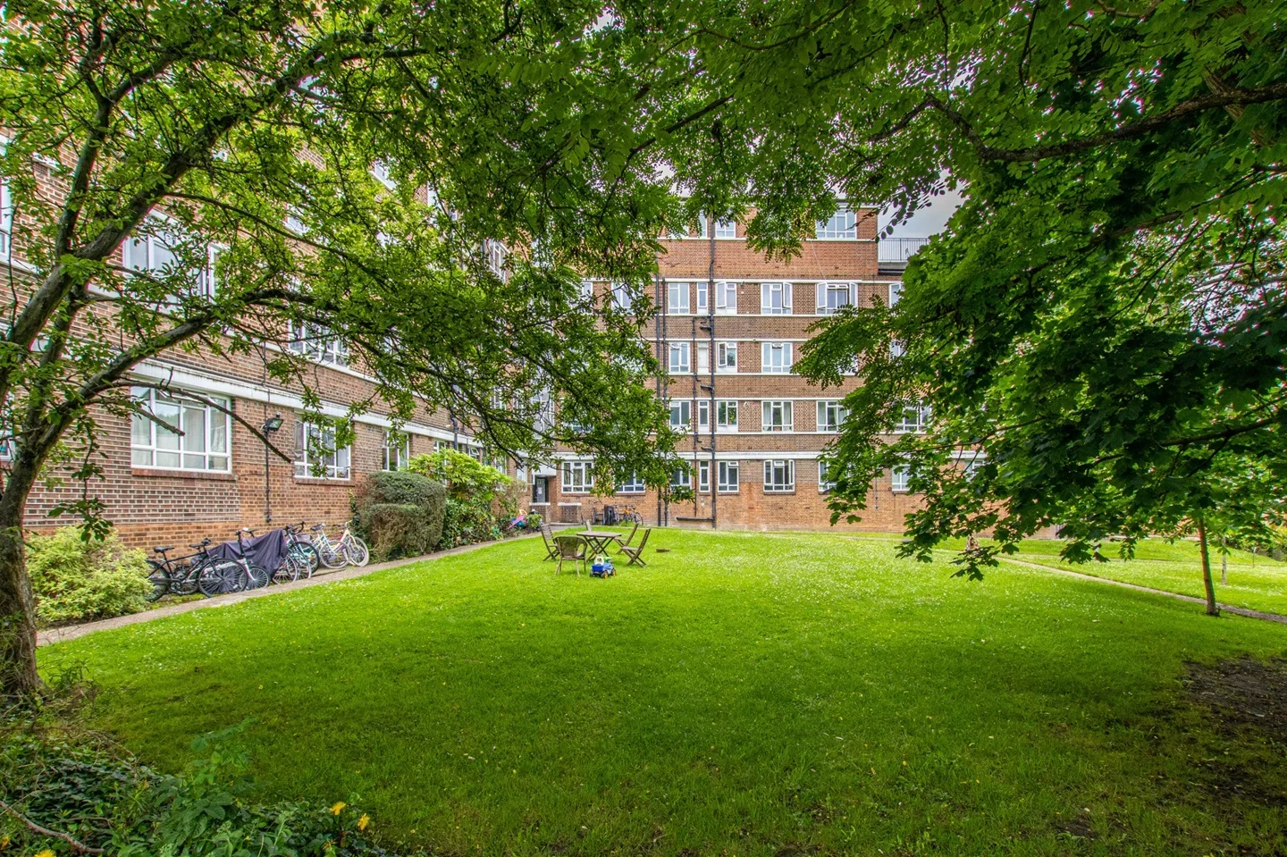 Flat Mowbray Road in Greater London