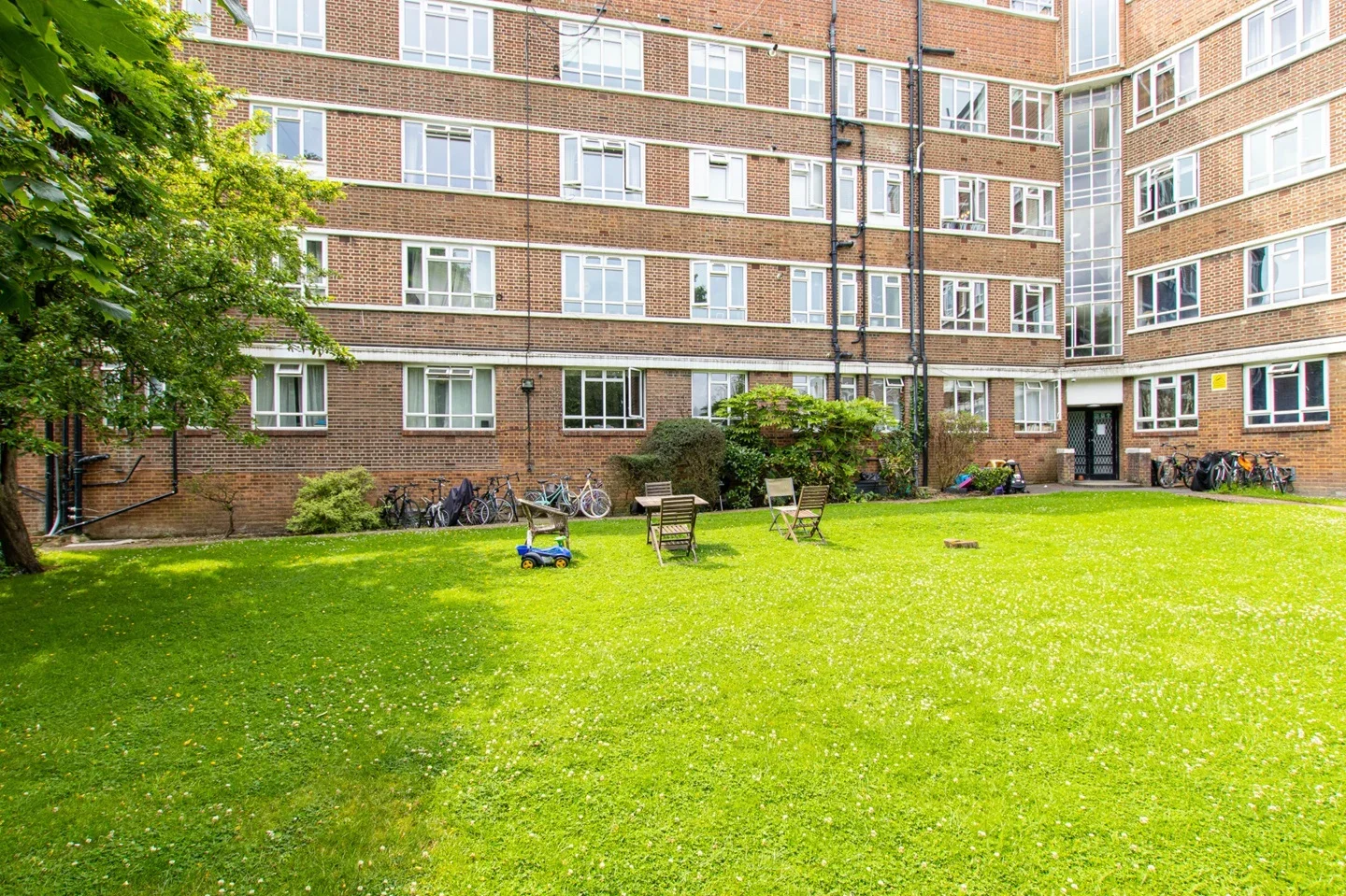 Flat Mowbray Road in Greater London