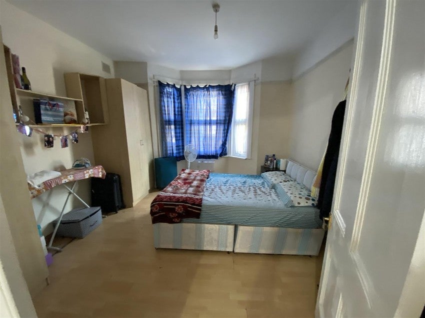 Flat Layton Road in Greater London