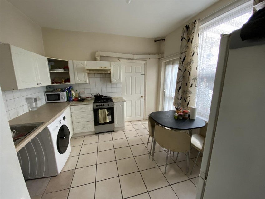Flat Layton Road in Greater London