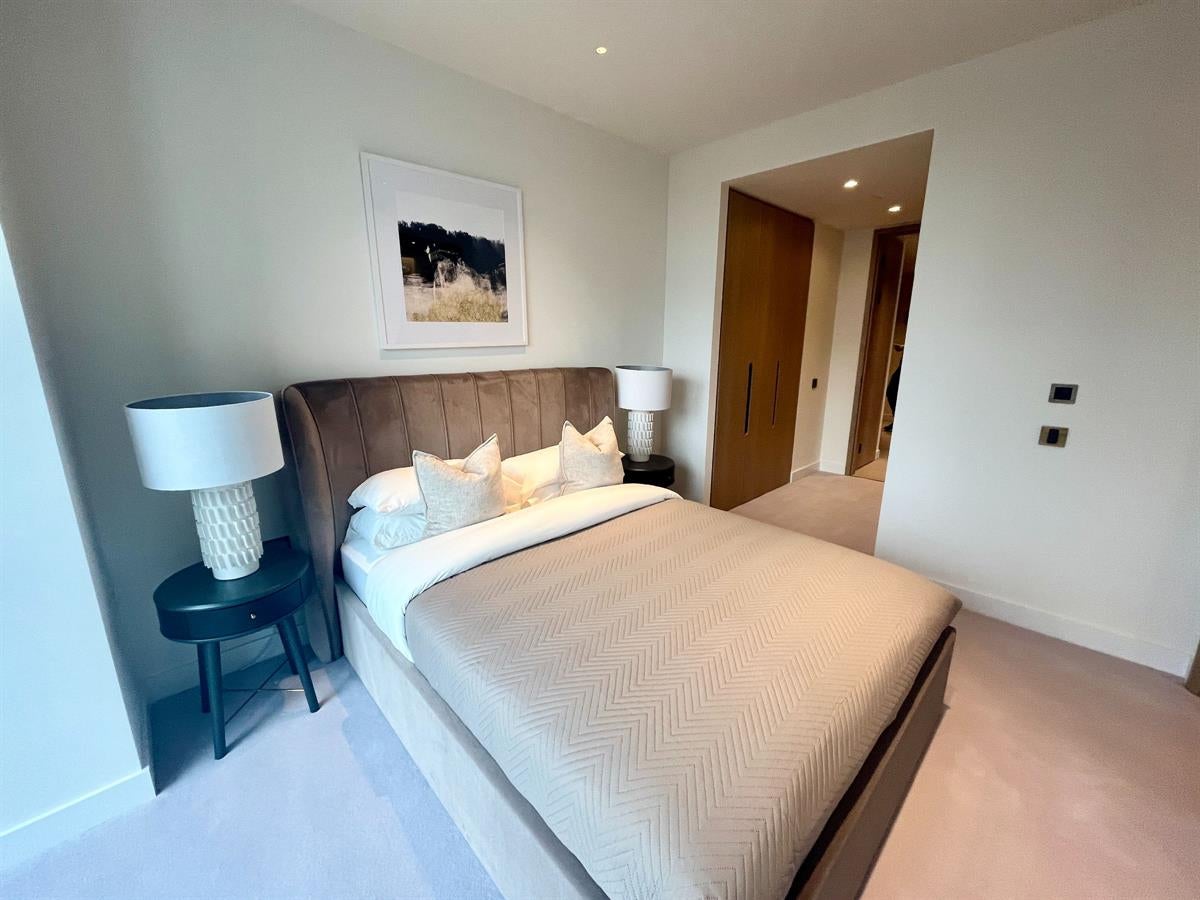 Flat Carnation Way in Greater London